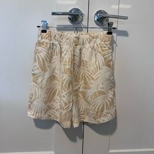 Anine Bing Cream and Beige Tropical Print Elastic-Waist Shorts